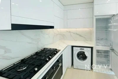 Kuhinja; kuhinjski aparati, drveni pod, prirodno svjetlo, moderni stil