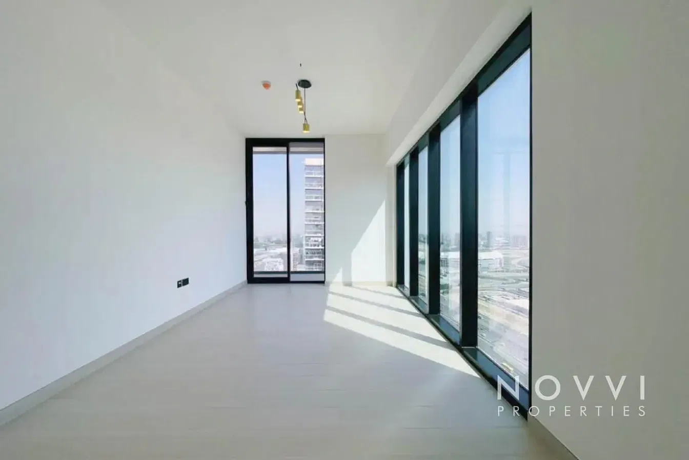 Kuhinja; kuhinjski aparati, drveni pod, prirodno svjetlo, moderni stil