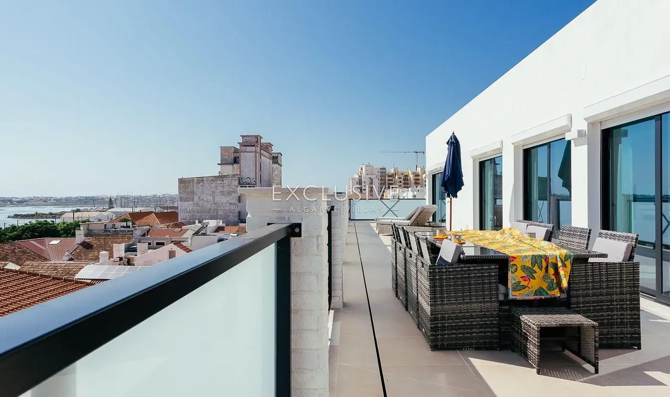 Cuisine; électroménager, parquet, lumière naturelle, style moderne
