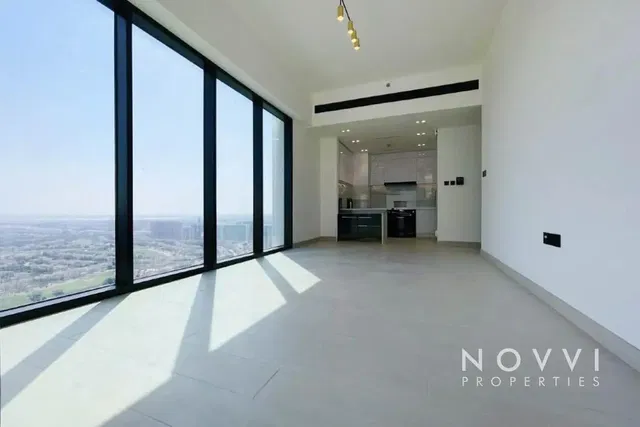 Cucina; elettrodomestici, pavimento in legno, luce naturale, stile moderno