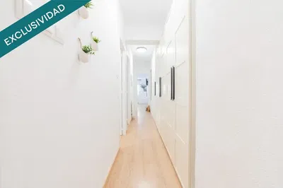 Cucina; elettrodomestici, pavimento in legno, luce naturale, stile moderno