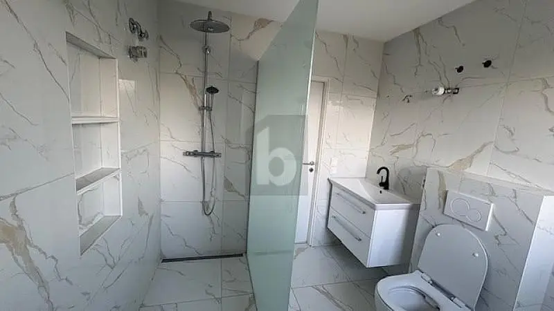 Kuchnia; sprzęt kuchenny, podłoga drewniana, światło dzienne, styl nowoczesny