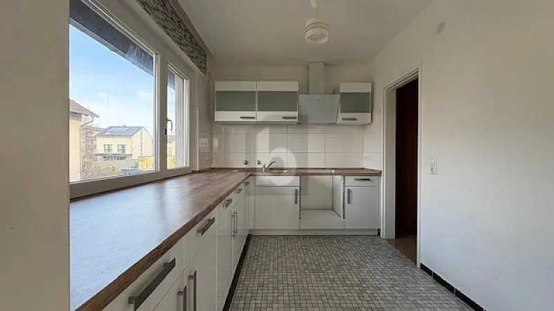 Salon; podłoga drewniana, światło dzienne, styl nowoczesny