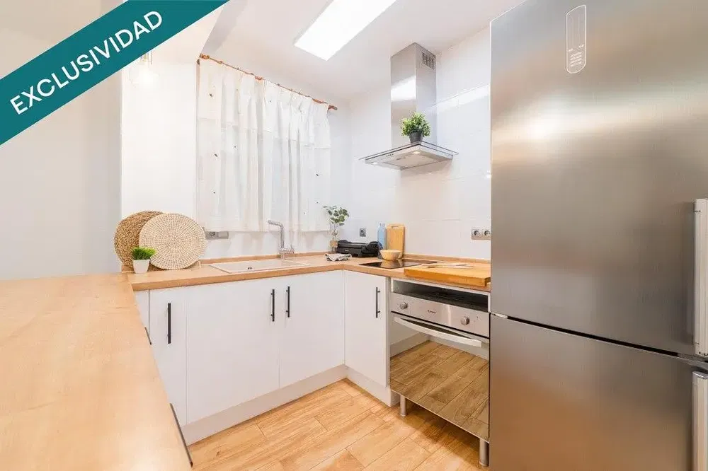 Cucina; elettrodomestici, pavimento in legno, luce naturale, stile moderno