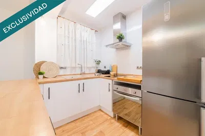 Cucina; elettrodomestici, pavimento in legno, luce naturale, stile moderno