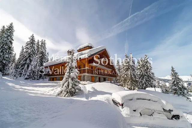 Salón; suelo de madera, luz natural, estilo moderno
