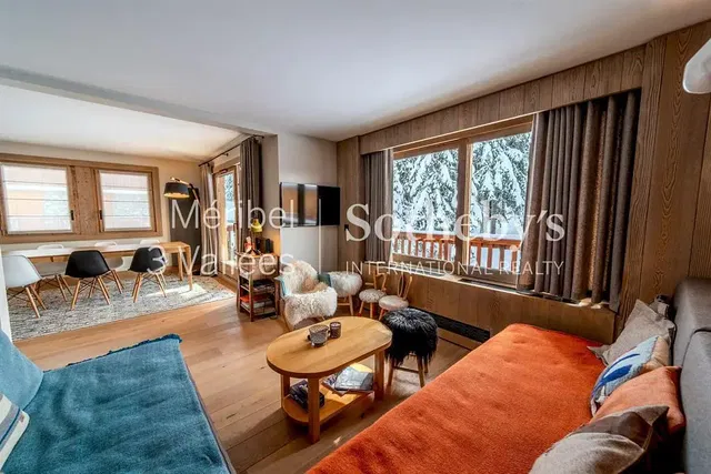 Salón; suelo de madera, luz natural, estilo moderno