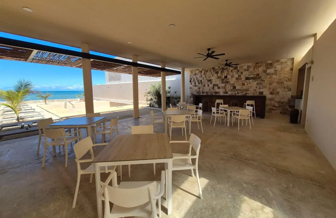 Mutfak; mutfak aletleri, ahşap zemin, doğal ışık, modern stil