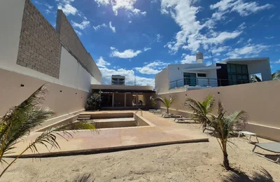 Mutfak; mutfak aletleri, ahşap zemin, doğal ışık, modern stil