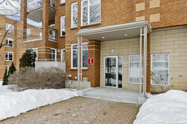 Keuken; keukenapparatuur, houten vloer, natuurlijk licht, moderne stijl