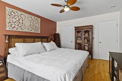 Keuken; keukenapparatuur, houten vloer, natuurlijk licht, moderne stijl