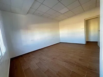 Cucina; elettrodomestici, pavimento in legno, luce naturale, stile moderno