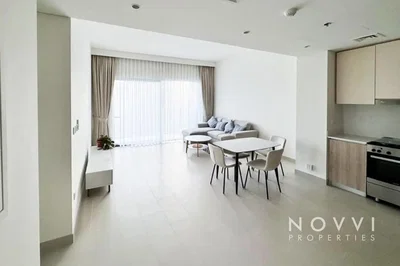 Kuhinja; kućanski aparati, drveni pod, prirodna svjetlost, moderan stil