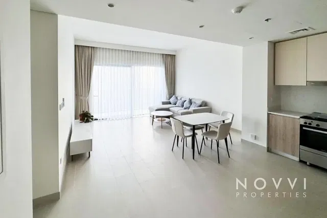 Cucina; elettrodomestici, pavimento in legno, luce naturale, stile moderno