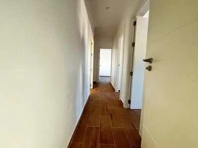 Cucina; elettrodomestici, pavimento in legno, luce naturale, stile moderno