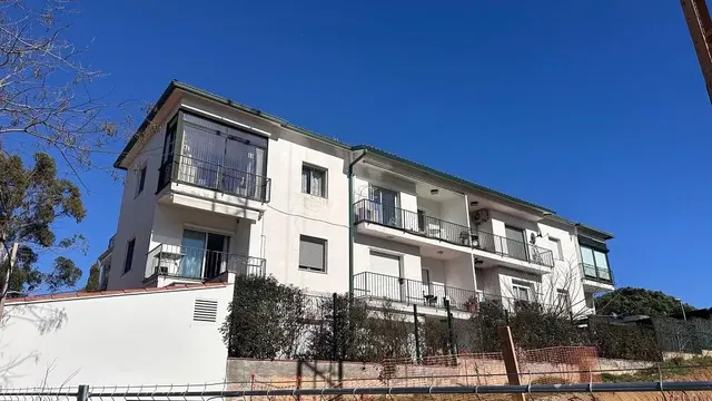 Cucina; elettrodomestici, pavimento in legno, luce naturale, stile moderno