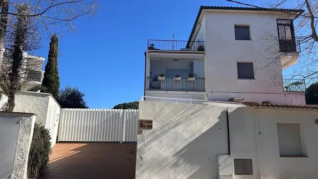 Cucina; elettrodomestici, pavimento in legno, luce naturale, stile moderno