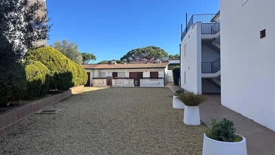 Cuisine; électroménager, parquet, lumière naturelle, style moderne