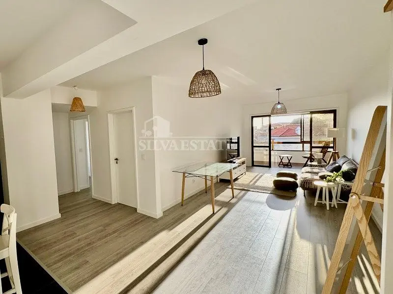 Wohnzimmer; holzboden, tageslicht, moderner stil