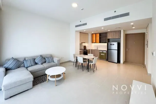 Cucina; elettrodomestici, pavimento in legno, luce naturale, stile moderno