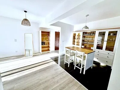 Wohnzimmer; holzboden, tageslicht, moderner stil