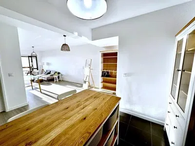 Küche; küchengeräte, holzboden, tageslicht, moderner stil