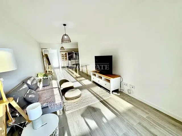 Wohnzimmer; holzboden, tageslicht, moderner stil