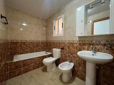 Küche; küchengeräte, holzboden, tageslicht, moderner stil