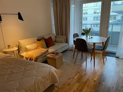 Cuisine; électroménager, parquet, lumière naturelle, style moderne