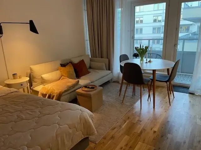 Cuisine; électroménager, parquet, lumière naturelle, style moderne