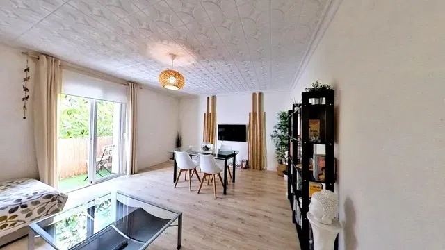 Soggiorno; pavimento in legno, luce naturale, stile moderno