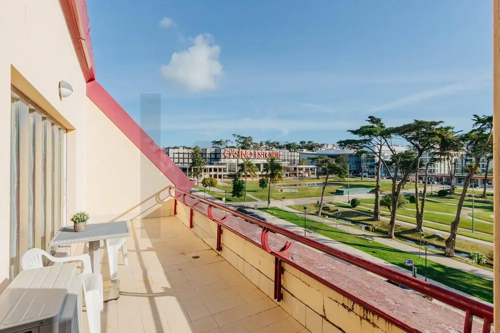 Küche; küchengeräte, holzboden, tageslicht, moderner stil