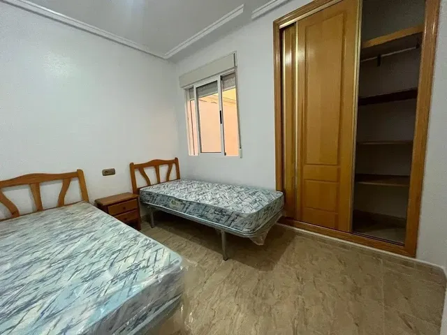 Cucina; elettrodomestici, pavimento in legno, luce naturale, stile moderno