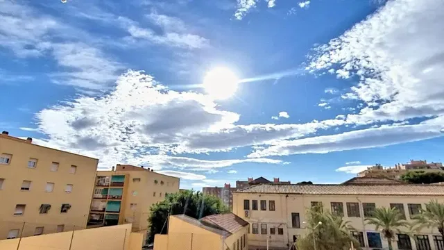 Cucina; elettrodomestici, pavimento in legno, luce naturale, stile moderno