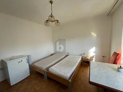 Küche; küchengeräte, holzboden, tageslicht, moderner stil