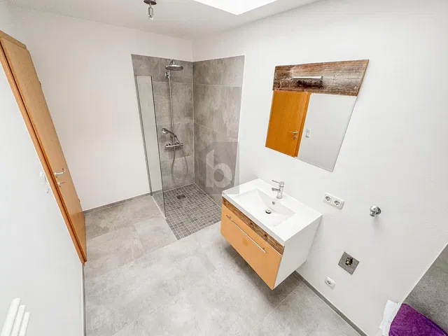 Kuhinja; kućanski aparati, drveni pod, prirodna svjetlost, moderan stil