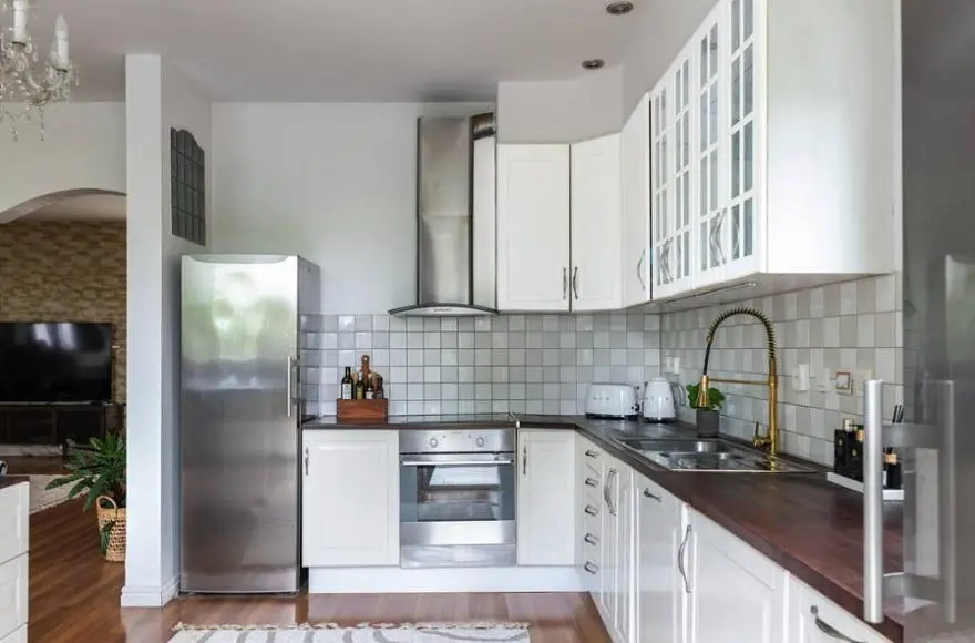 Cuisine; électroménager, parquet, lumière naturelle, style moderne