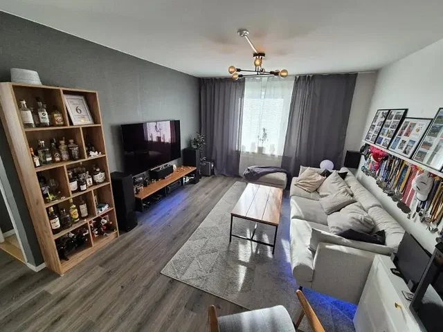 Cuisine; électroménager, parquet, lumière naturelle, style moderne