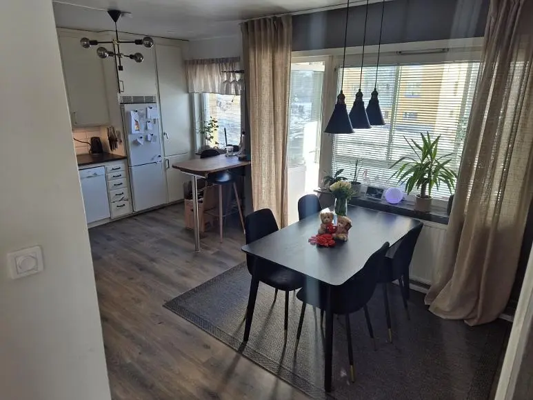 Salon; parquet, lumière naturelle, style moderne