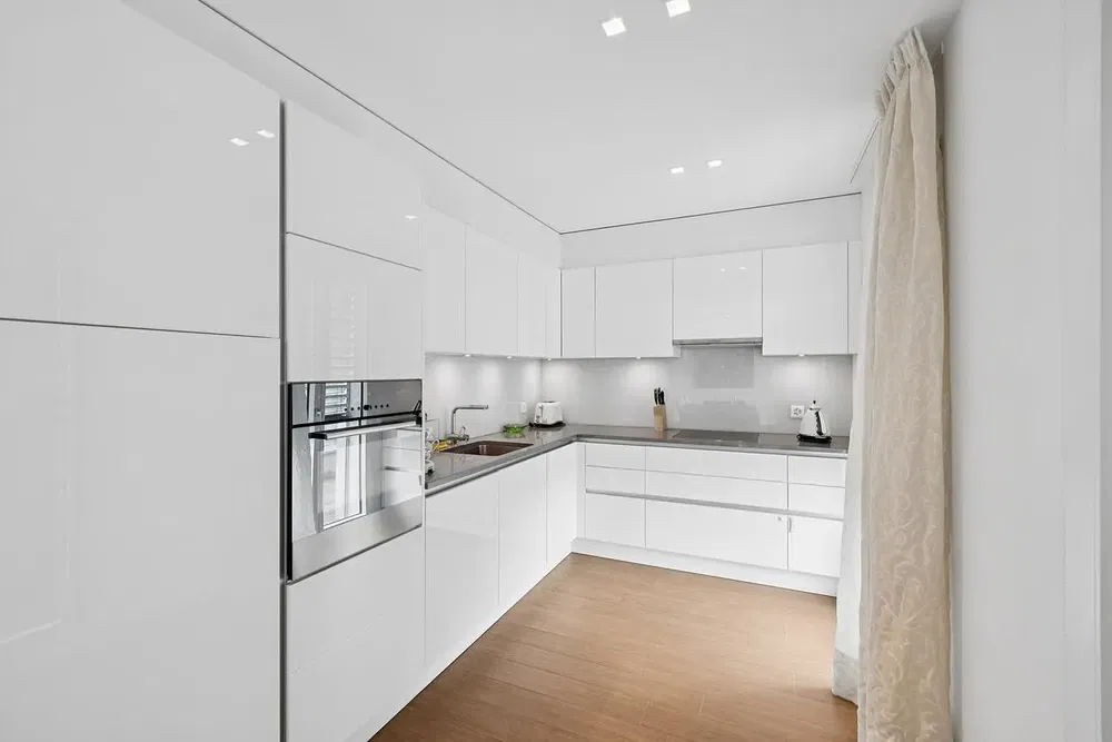 Cuisine; électroménager, parquet, lumière naturelle, style moderne