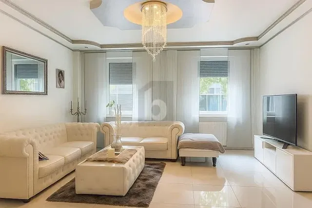 Kuchnia; sprzęt kuchenny, podłoga z płytek, światło dzienne, styl nowoczesny