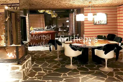 Küche; küchengeräte, holzboden, tageslicht, moderner stil