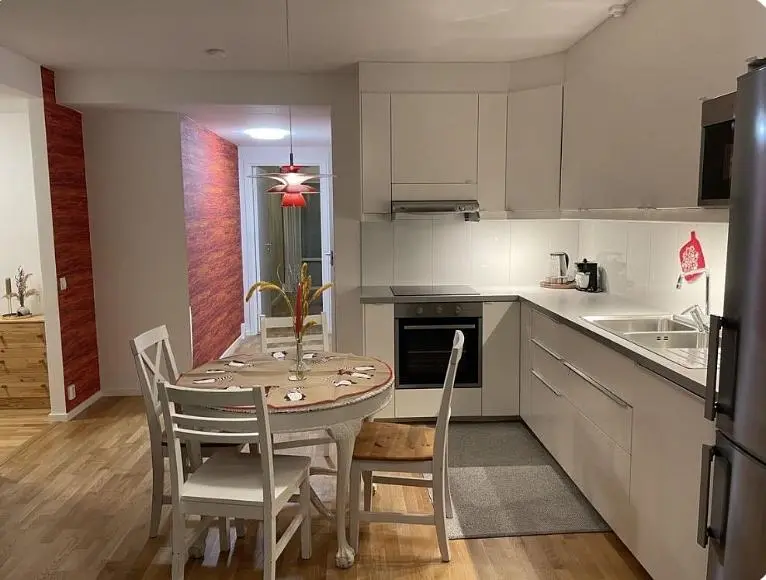 Cuisine; électroménager, parquet, lumière naturelle, style moderne