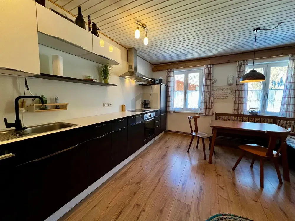 Küche; küchengeräte, holzboden, tageslicht, moderner stil