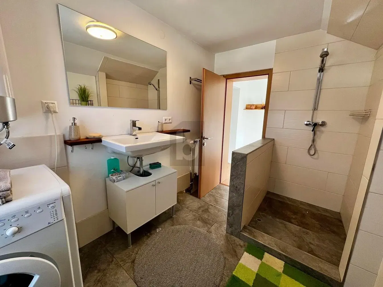 Wohnzimmer; holzboden, tageslicht, moderner stil