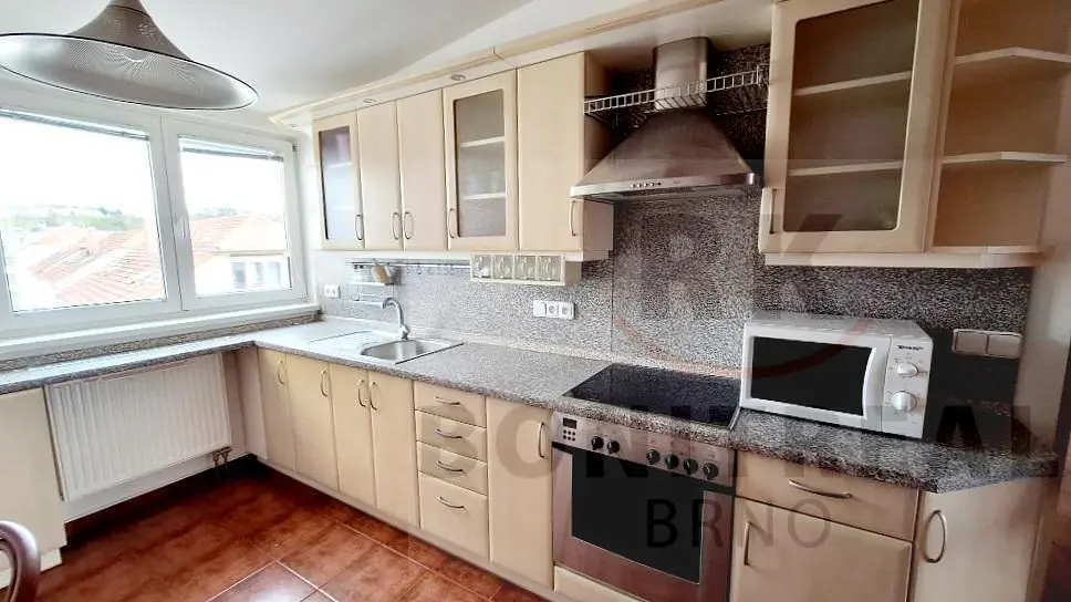 Salon; podłoga drewniana, światło dzienne, styl nowoczesny