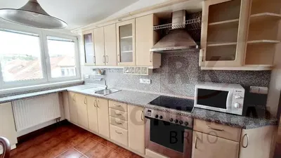 Salon; podłoga drewniana, światło dzienne, styl nowoczesny