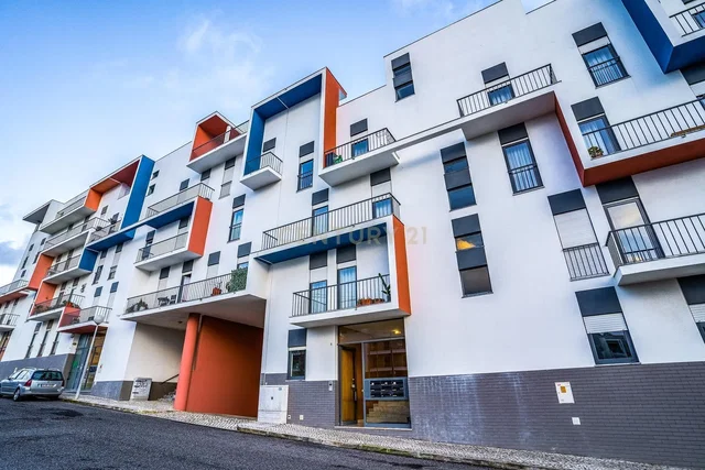 Keuken; keukenapparatuur, houten vloer, natuurlijk licht, moderne stijl