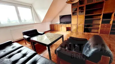 Salon; podłoga drewniana, światło dzienne, styl nowoczesny