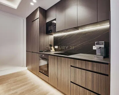 Cozinha; eletrodomésticos, chão de madeira, luz natural, estilo moderno